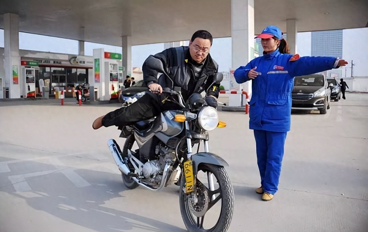 打火机加油正确方法_摩托车加油安全指南_摩托车加油站安全规定